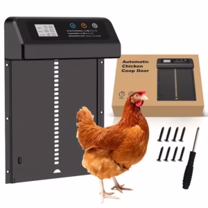 Komplet avtomatskih vrat za kokoši z aluminijastimi vrati vijaki in rdečo kokošjo ob izdelku