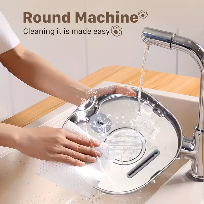 Mačja fontana iz nerjavečega jekla med enostavnim čiščenjem v umivalniku