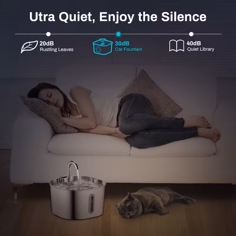 Tih napajalnik za mačke CATFLOW ob postelji med spanjem lastnika